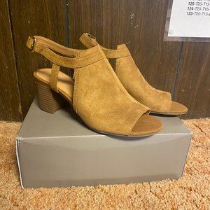 BRAND NEW Dress Barn Sandals